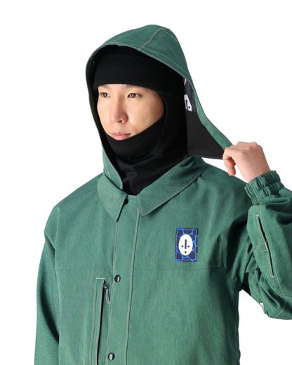 A versatile jacket designed to be worn on the moutain and around town. Leave the hood on for stormy days in the backcountry or remove the hood for clips in the park and streets or daily wear.