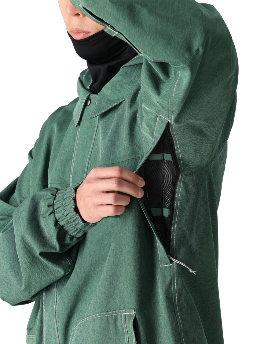 A versatile jacket designed to be worn on the moutain and around town. Leave the hood on for stormy days in the backcountry or remove the hood for clips in the park and streets or daily wear.